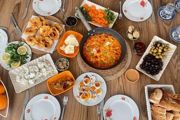 アンタルヤで地元のお母さんとトルコ式朝食を調理