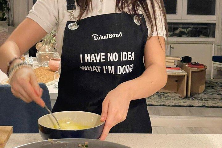 イスタンブール市内中心部で地元の人と伝統的な家庭料理
