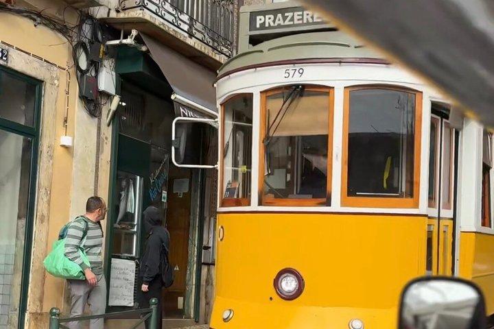 リスボンのトゥクトゥク ツアー: 歴史的で象徴的な場所を探索します。