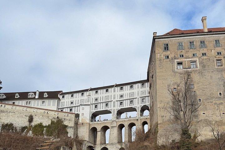 チェスキー・クルムロフ駅下車、ウィーンからプラハへのプライベートトランスファー
