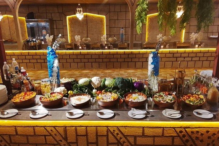 ドバイ VIP デザート サファリ & サンセット、ラクダ乗り、プレミアム ディナー