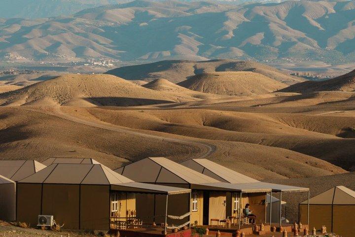 Nacht in der Agafay-Wüste, Deluxe-Zelt mit Show und Swimmingpool