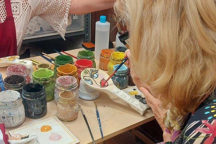 Ceramiche Corsini: 私たちの工房を訪れて、一緒に飾り付けをしてみましょう。