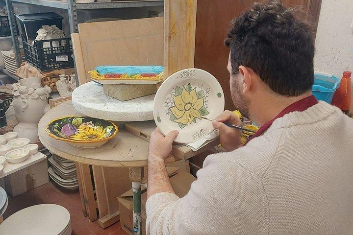 Ceramiche Corsini: 私たちの工房を訪れて、一緒に飾り付けをしてみましょう。