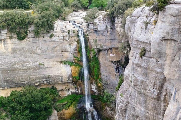 バルセロナ・プレピレネー風光明媚なハイキングとルピット中世の町から