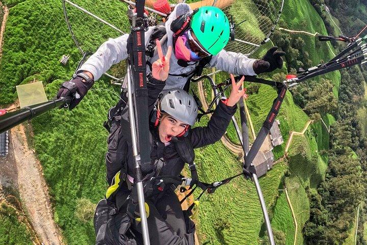サン・フェリックス発メデジン上空パラグライダー飛行(送迎付き)
