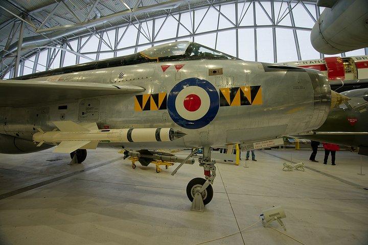 ダックスフォードIWM飛行場WW2プライベートカートリップロンドンホテルピックアップ