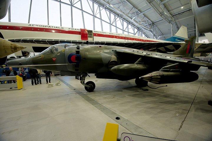 ダックスフォードIWM飛行場WW2プライベートカートリップロンドンホテルピックアップ