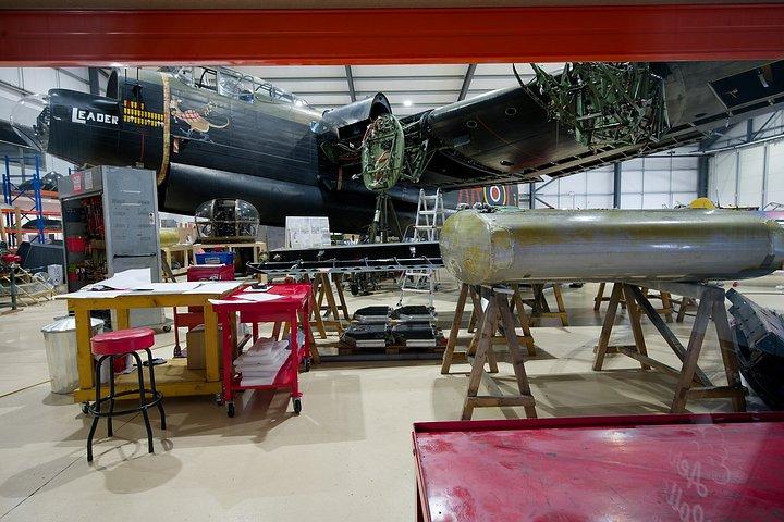ダックスフォードIWM飛行場WW2プライベートカートリップロンドンホテルピックアップ