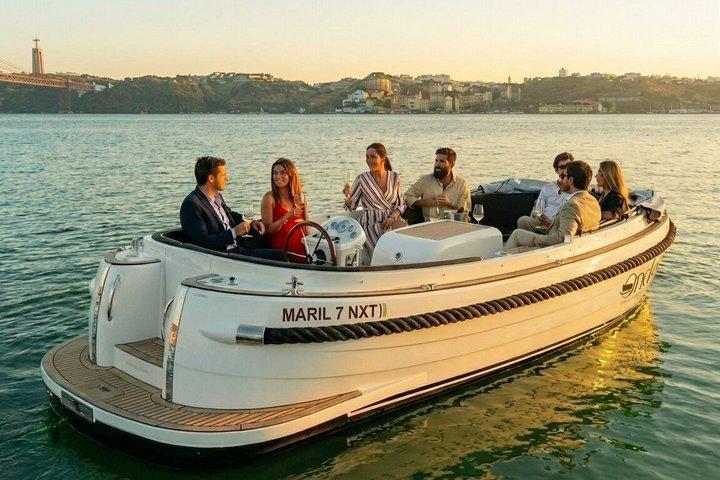 Lisbon Luxury Cozy Cruise with Drinks & Pizza