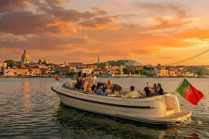 Lisbon Luxury Cozy Cruise with Drinks & Pizza