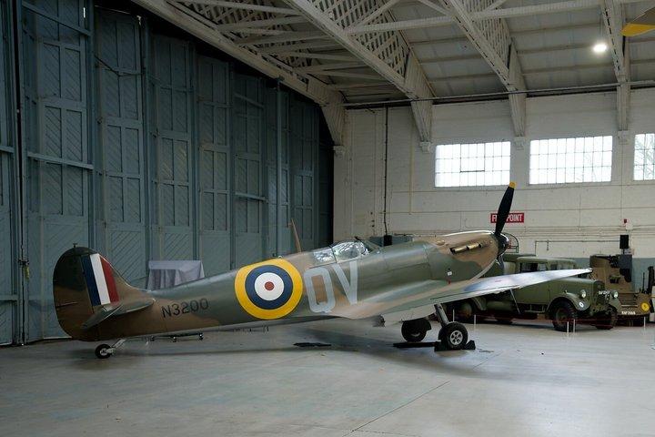 ダックスフォードIWM飛行場WW2プライベートカートリップロンドンホテルピックアップ
