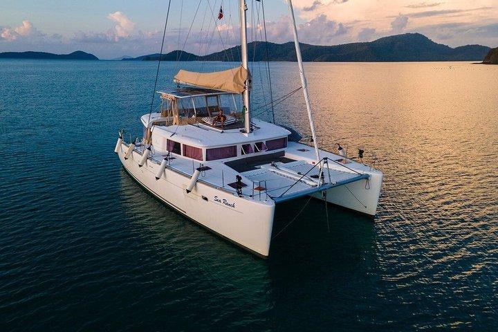 Rhodos 3 uur durende catamarancruise bij zonsondergang met diner all-inclusive
