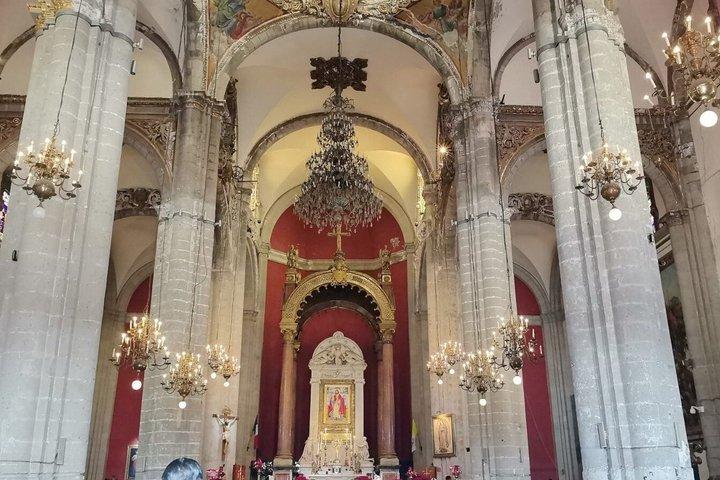 Traditionele katholieke rondleiding door de Basiliek van Onze-Lieve-Vrouw van Guadalupe