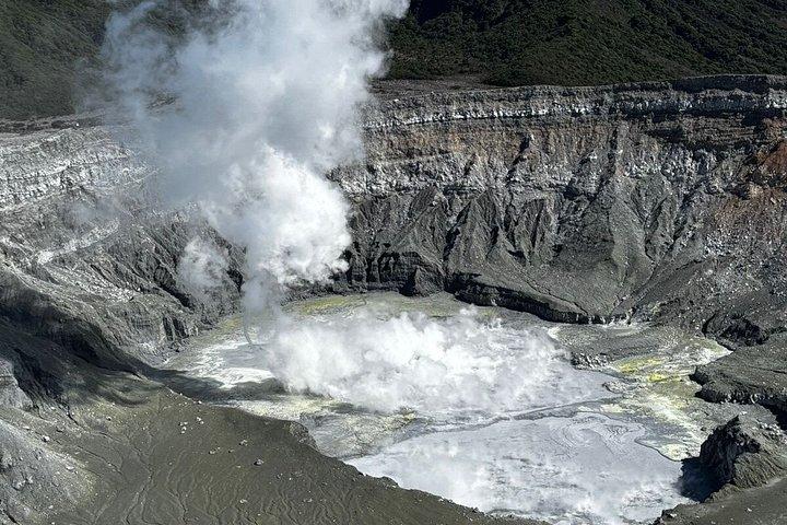 ポアス火山とラパス滝庭園への専用送迎