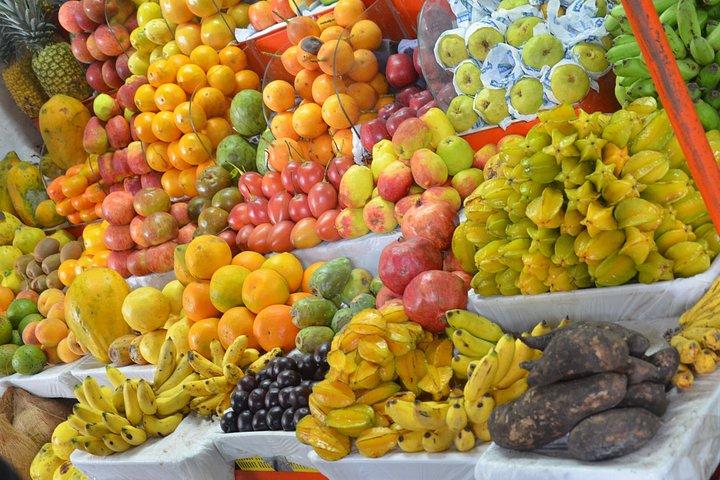 美食ウォーキングツアーでミラフローレスを探索