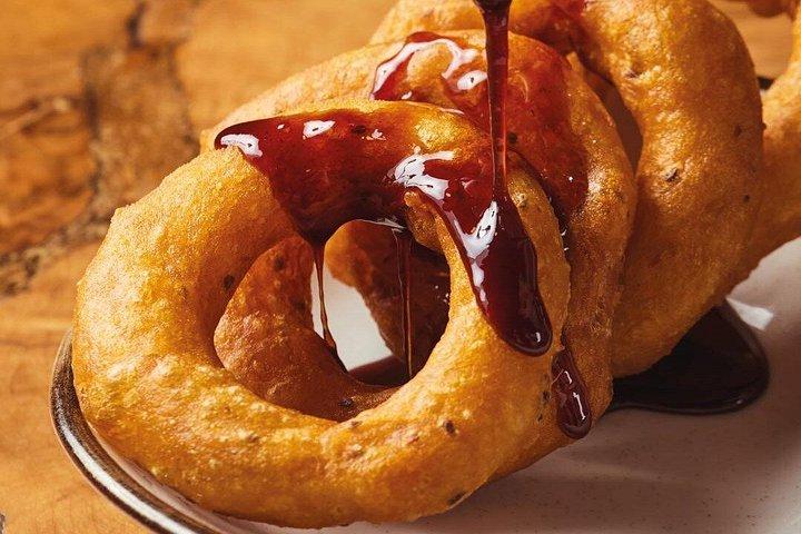 美食ウォーキングツアーでミラフローレスを探索