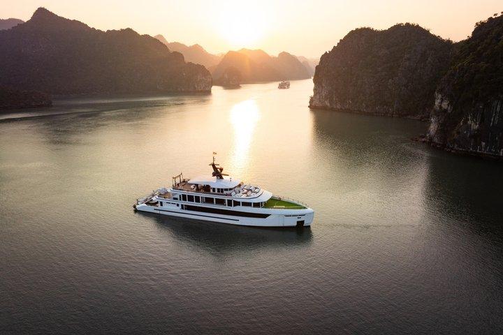 Från Hanoi : 5 - Stjärnig Lyxig Naturskön Kryssning i Ha Long och Lan Ha Bay