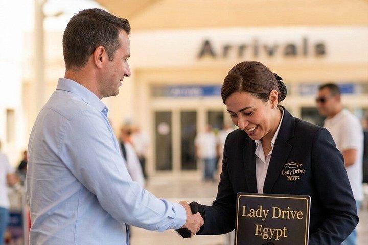 フルガダ空港送迎女性ドライバーによる安全なプライベートライド