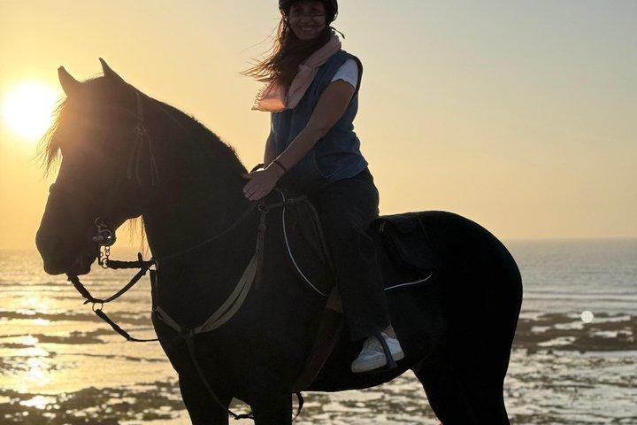 エッサウイラのビーチ沿いを行く風光明媚な乗馬アドベンチャー