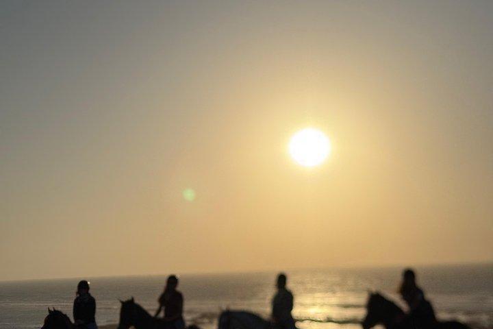 エッサウイラのビーチ沿いを行く風光明媚な乗馬アドベンチャー