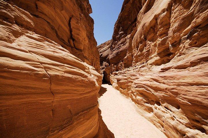Sharm El-Sheikh : ブルーホール、キャニオン＆ダハブへのジープアドベンチャー