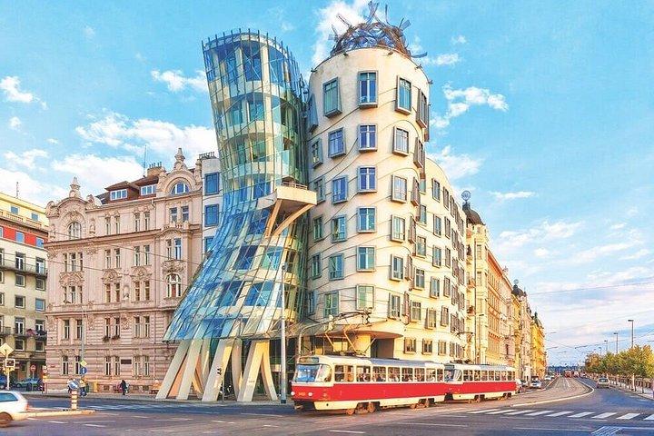 チェスキー・クルムロフ駅下車、ウィーンからプラハへのプライベートトランスファー