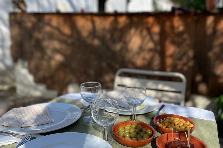 クリエイティブスタジオで地元アーティストとリスボンランチ