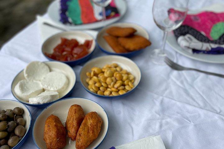 クリエイティブスタジオで地元アーティストとリスボンランチ