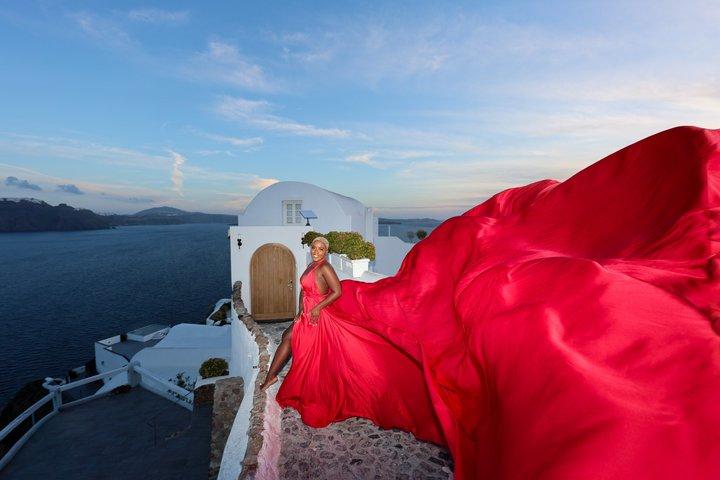 Sesión de fotos de vestidos de vuelo en Santorini, Blue Domes y Caldera View