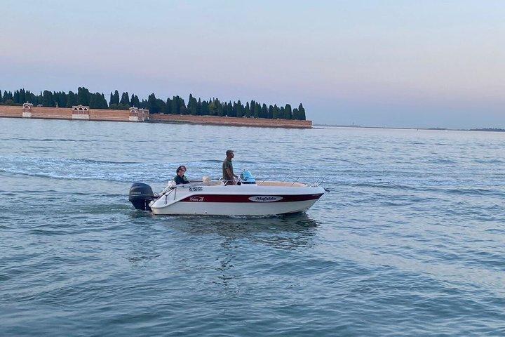 WarmVenice ヴェネツィアの運河とラグーンを巡るプライベートボートツアー