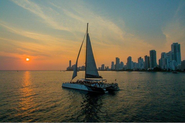 カルタヘナ湾のカタマラン船から見る夕日