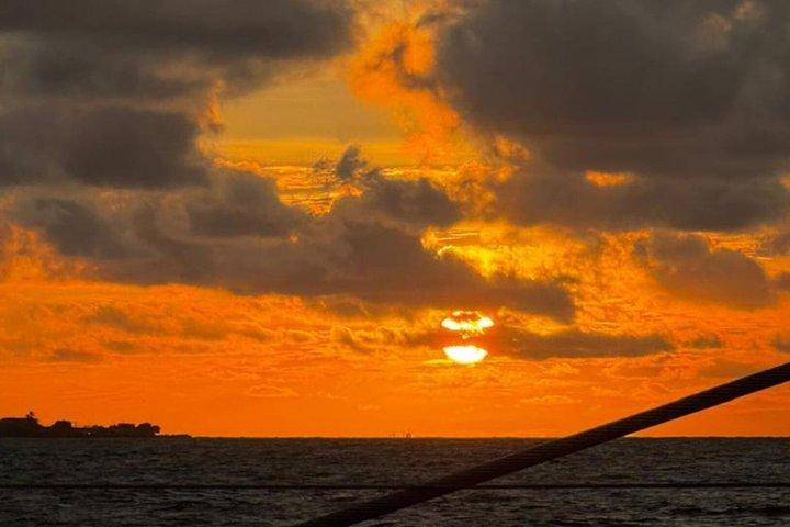 カルタヘナ湾のカタマラン船から見る夕日