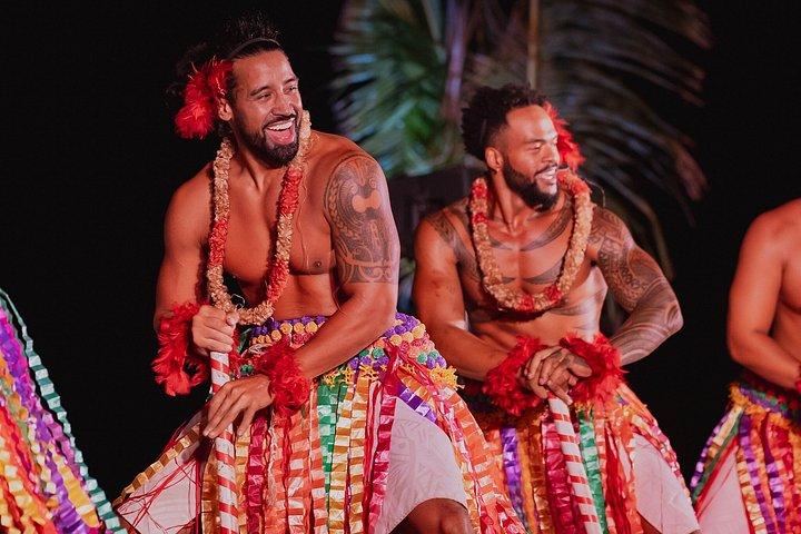 オアフ島：マウカ戦士ルアウ、ラム酒テイスティング、ドールプランテーションツアー