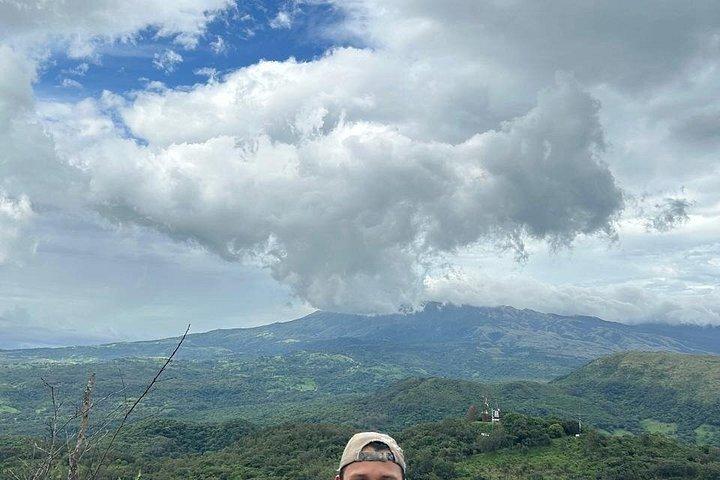 リンコン・デ・ラ・ビエハ火山山を巡るマウンテンバイクツアー