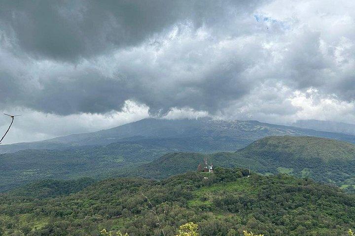 リンコン・デ・ラ・ビエハ火山山を巡るマウンテンバイクツアー