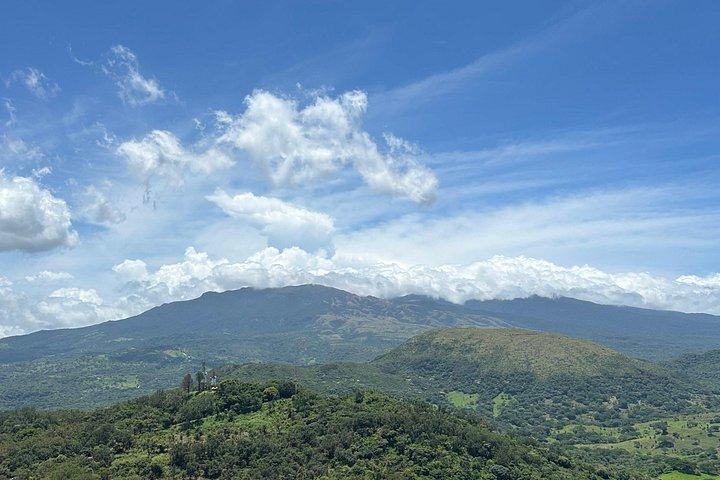 リンコン・デ・ラ・ビエハ火山山を巡るマウンテンバイクツアー