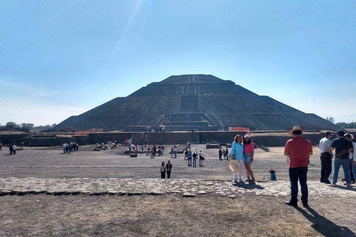 Kom och upptäck turen till de vackra pyramiderna i Teotihuacan