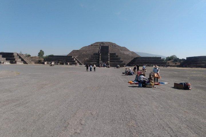 Kom och upptäck turen till de vackra pyramiderna i Teotihuacan
