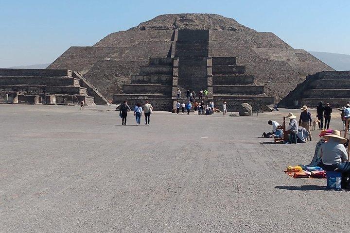 Kom och upptäck turen till de vackra pyramiderna i Teotihuacan