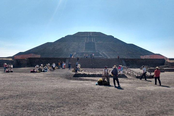 Kom och upptäck turen till de vackra pyramiderna i Teotihuacan