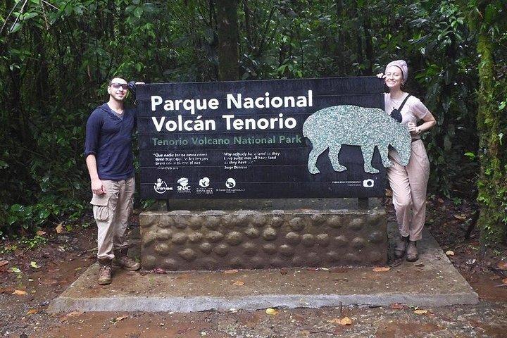 テノリオ火山国立公園リオセレステの滝へのハイキング