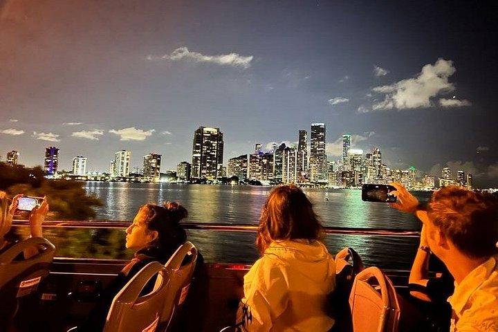 マイアミ：ライブガイド付きオープントップバス観光ナイトツアー