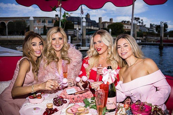 ニューポートビーチのセルフキャプテンピンク電動ボートレンタル