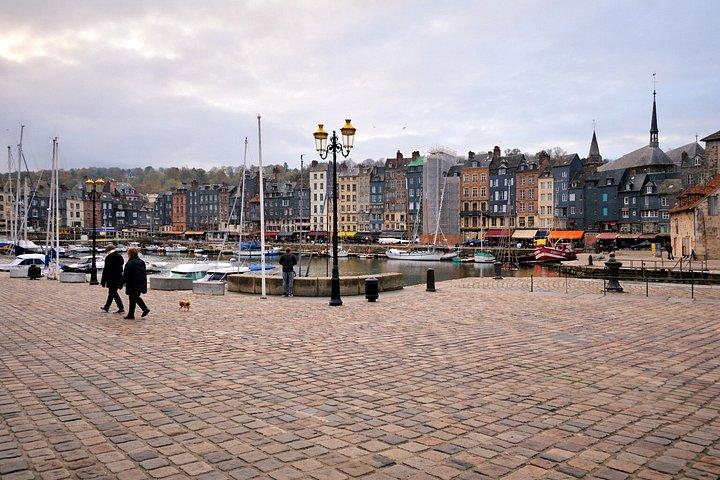 ノルマンディー海岸のパリパールからエトルタとオンフルール日帰り旅行