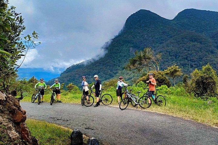 スリランカ14日間サイクリングツアー文化と風光明媚な丘陵地帯