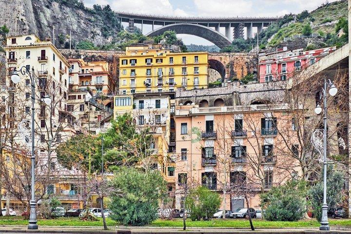 Tour privato a piedi con guida delle attrazioni imperdibili di Salerno