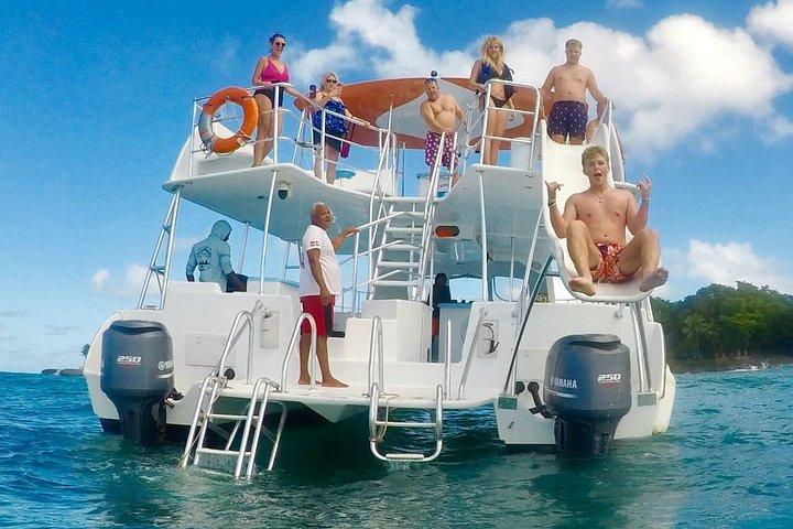 ソスアでのカタマランパーティー：シュノーケリング、バーベキュー、オープンバー