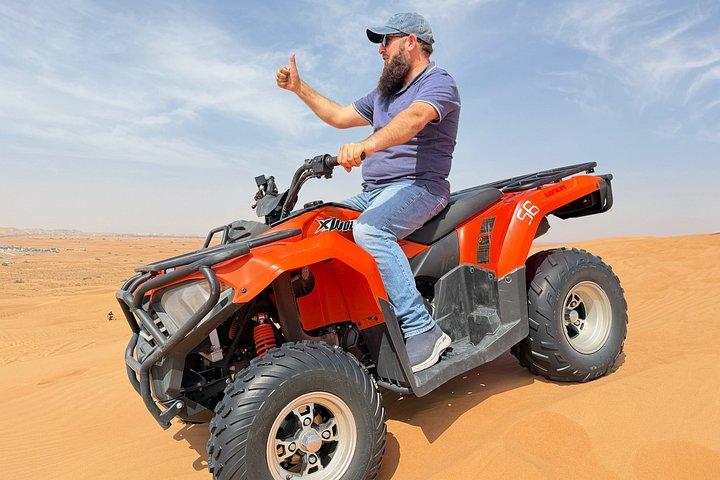 ホテル送迎付きドバイ砂漠ATVクアッドバイクアドベンチャー