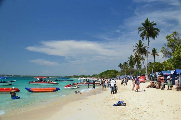 ロサリオ諸島とプラヤ・ブランカ・バルへのランチ付き日帰り旅行